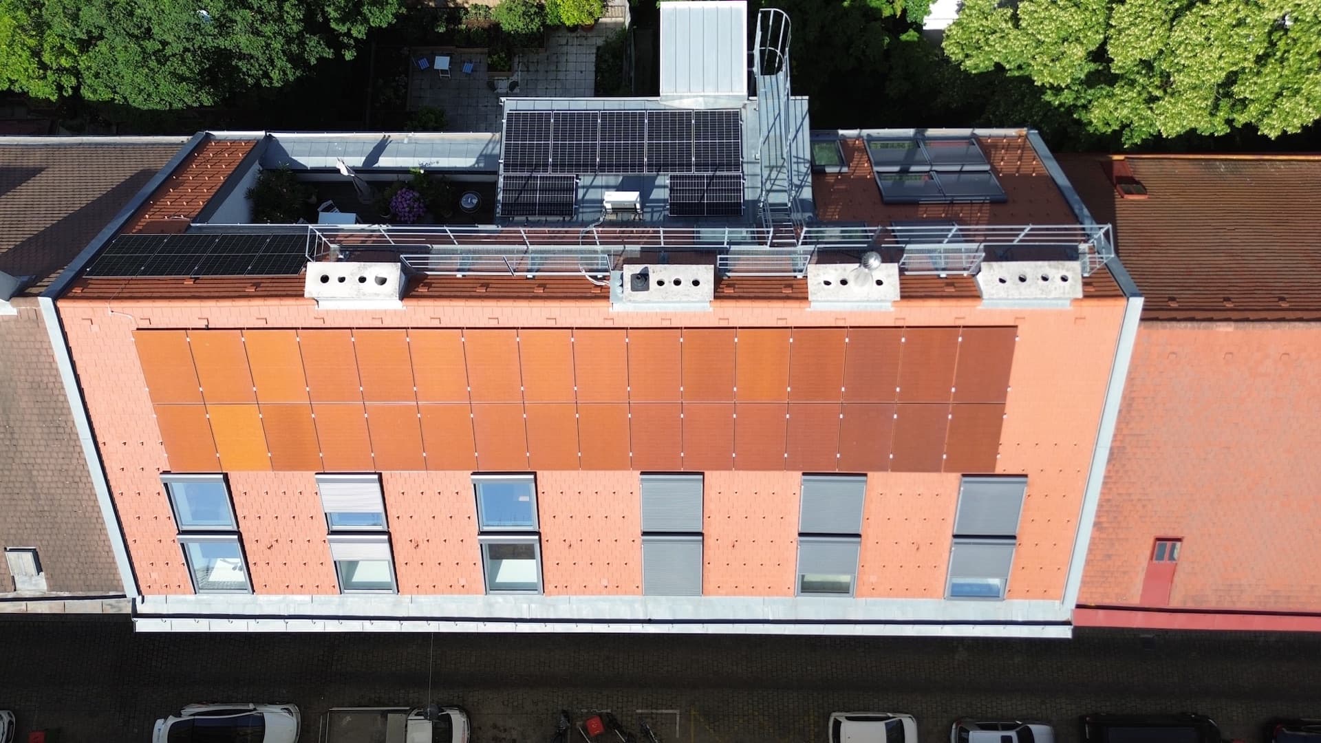 Farbmodule montiert auf einem Gebäude